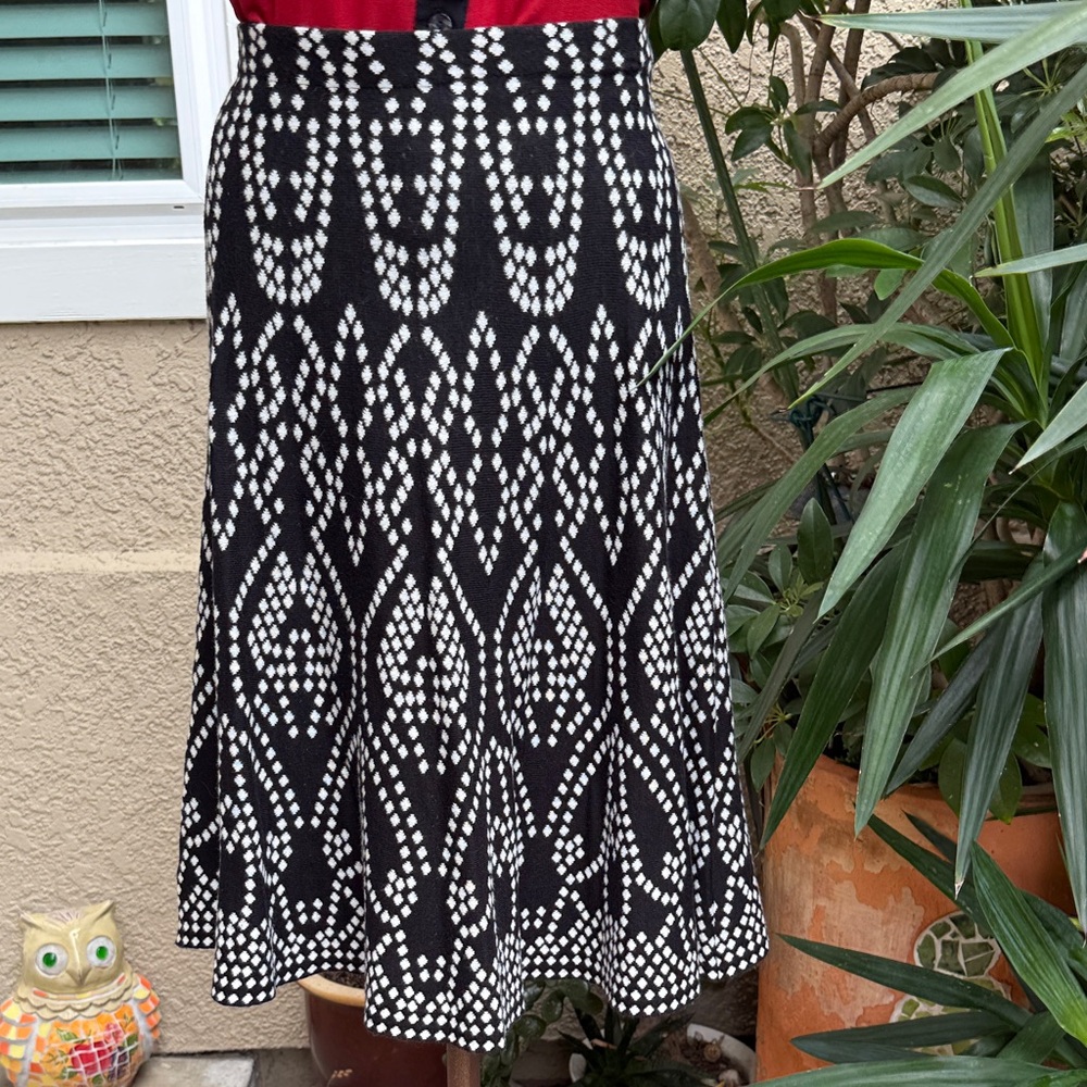 Elegant Black and White Patterned High Waisted Knit Cotton Skirt